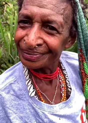 非洲原始部落野人妈妈,鼻子用木棍打穿,这也是当地人的习俗