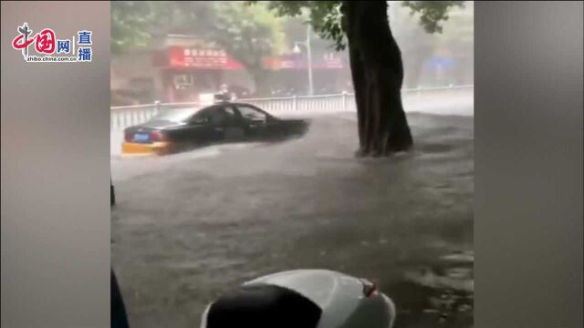 广西柳州市持续暴雨导致内涝积水严重 交通拥堵 无法正常通行