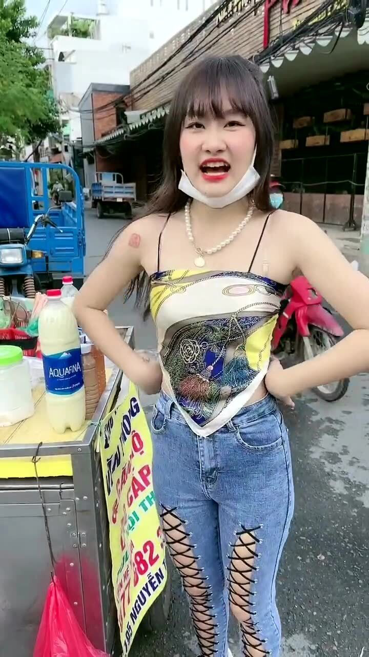 越南妹妹丽丽中越混血,一个非常虎的女孩子,说傻其实聪明的很