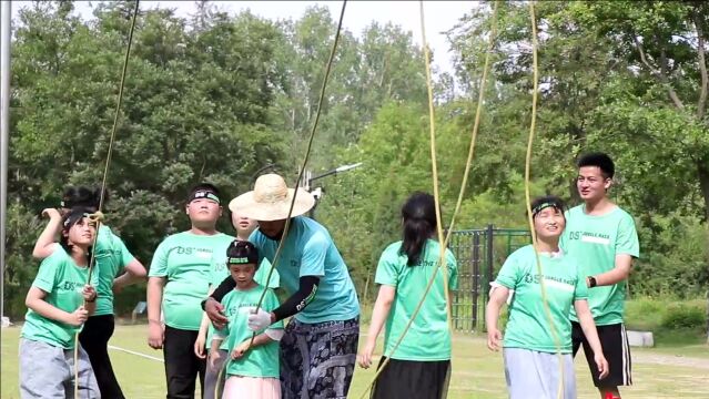 一次夏令营拓展训练活动,孩子们通过一个个难关,在汗水中体会成功的喜悦.