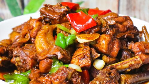 红烧鸡块有人焯水,有人直接炒,教你正确做法,鸡肉香而不柴!