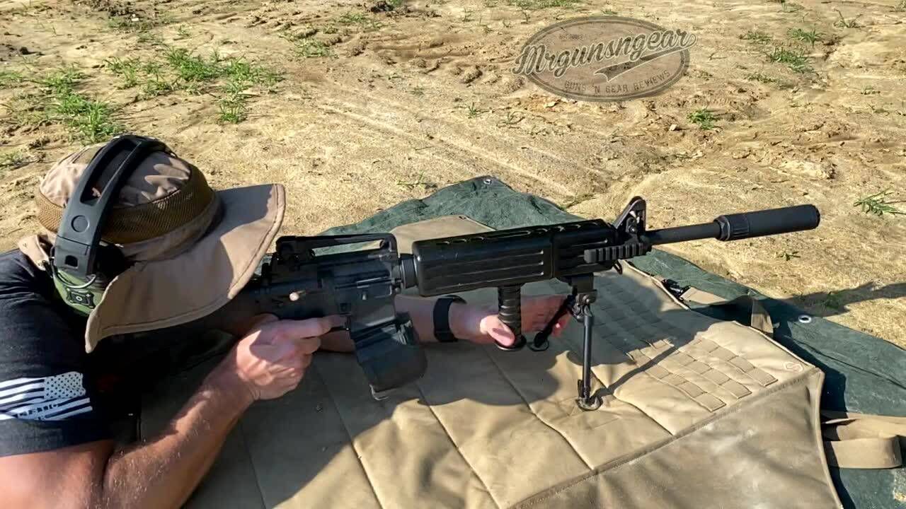 柯尔特lmg轻机枪配备大容量弹鼓射击到最后消音器都冒烟了