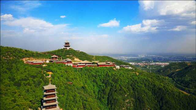 太山龙泉寺风景,树木丛生,百草丰茂,犹如画中仙境