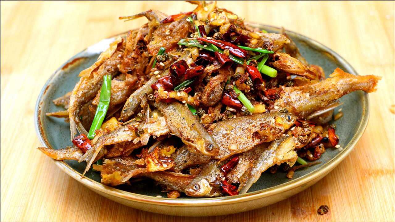 湖北特色菜,干煸刁子鱼,好多人不知道怎么做,大厨分享详细做法_腾讯
