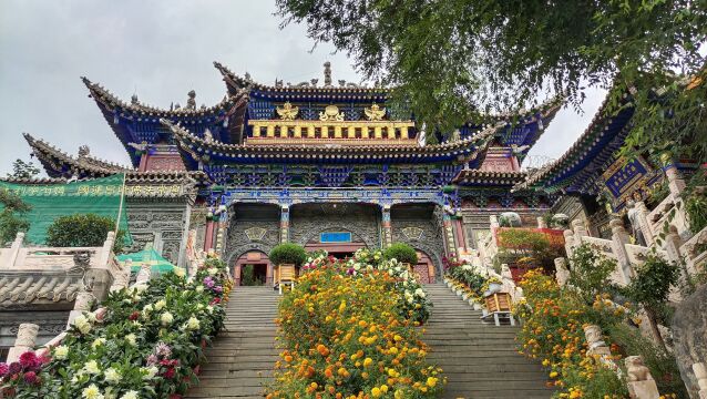 青海:骑行来到西宁南禅寺,700多年历史寺院,俯瞰西宁的现代繁荣,游玩人络绎不绝