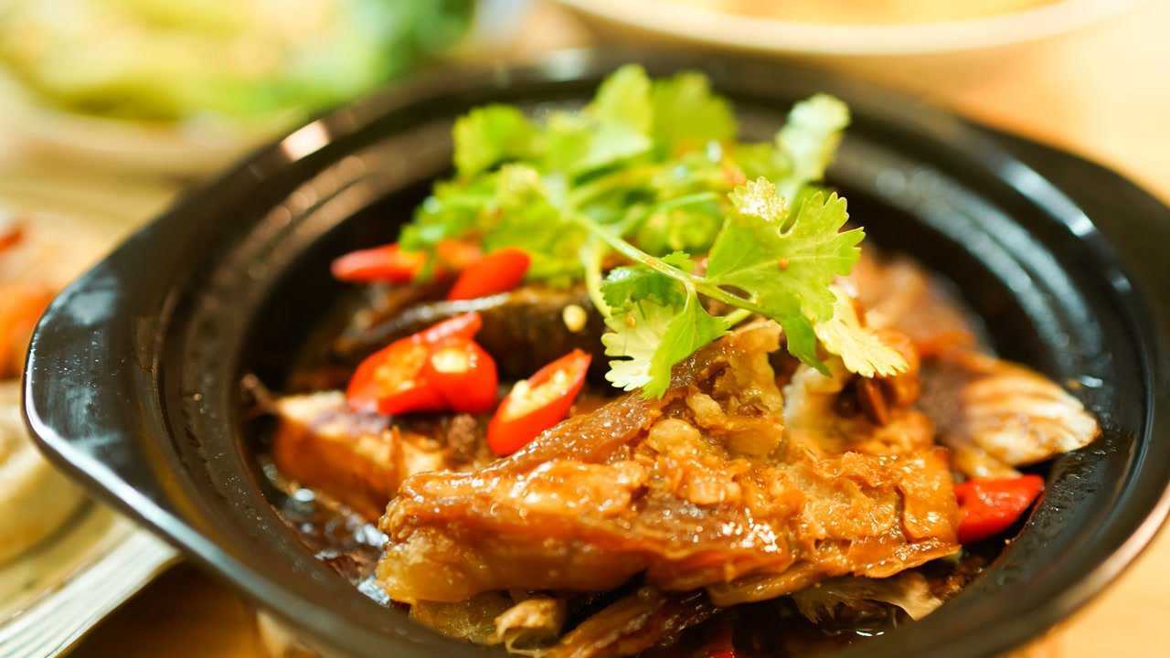 没错,就是广东特色《啫啫鱼头煲》.干饭吧