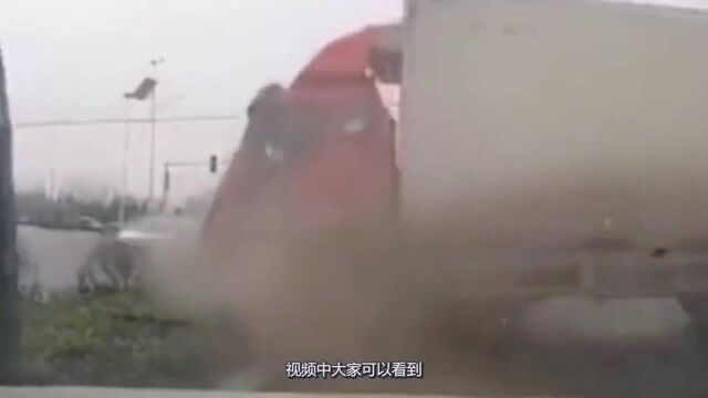 郑州市,大货车路口失控,出租车秒变“碎渣”,大货车面目全非!