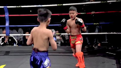 10岁中国少年血脉偾张，拼拳对攻连环踢，一拳击倒200斤壮汉