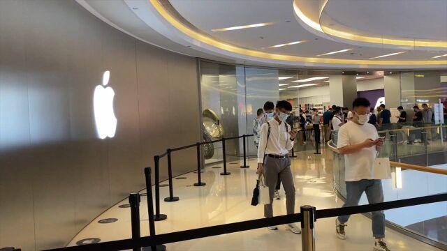 iPhone13发售第一天郑州授权店爆满 有黄牛守在门口收购:加价300到1000