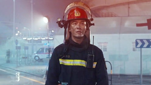 油罐工厂发生火灾城市处境危险，黄晓明饰演消防员冲进火海