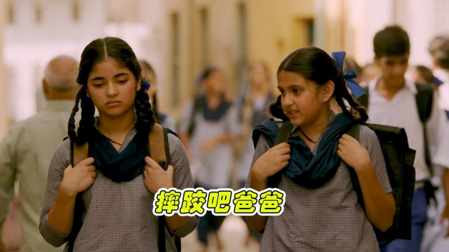 摔跤吧爸爸女孩把嘴欠的男孩给揍了爸爸因此看出两人摔跤手的天赋