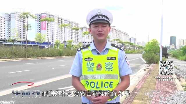 熊孩子5名儿童骑一辆共享电动车,摇摇晃晃让人捏了一把汗