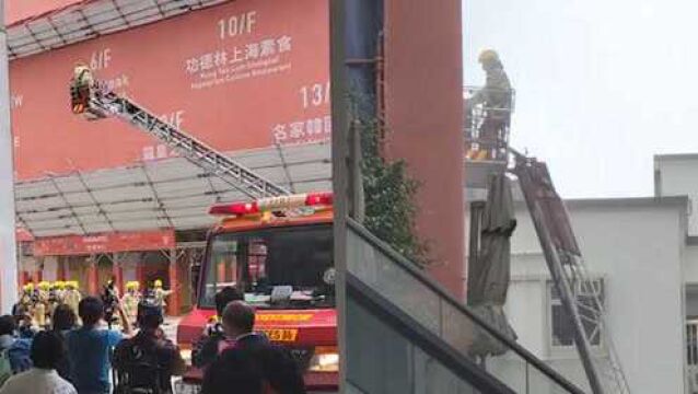 香港铜锣湾世贸中心突发三级大火:逾百人被困高层 救援现场曝光