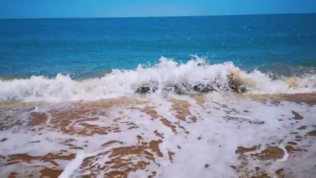 大海是心灵的风景,面向大海让人心胸宽阔,豁然开朗,音乐是灵魂,在岸边听海让身心放歌,享受那份发自内心深处的宁静