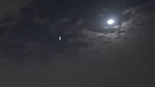 罕见实拍!双子座流星雨划过夜空,引目击者惊叹!