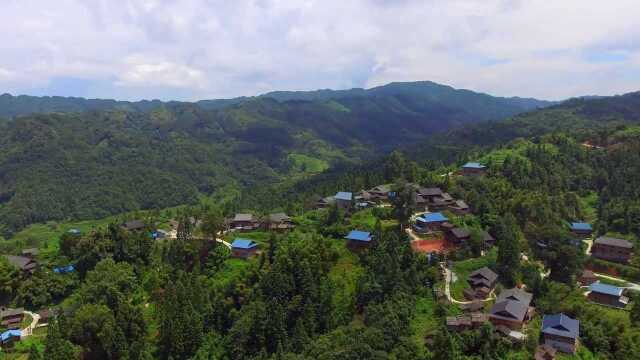 贵州深山里的苗族村寨,一栋栋吊脚楼布满整个大山,就像一座古城