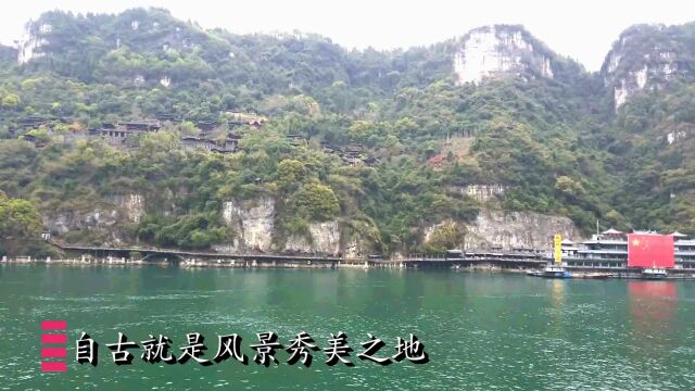 远眺建在半山腰的巴王寨,背靠万丈绝壁,长江三峡(十三)