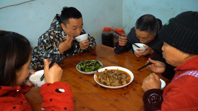 两夫妻挖完藠头回家,做一盘藠头炒肉,香气四溢真下饭