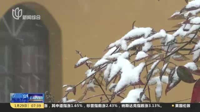 安徽池州:九华山普降大雪 景区积极应对保畅通