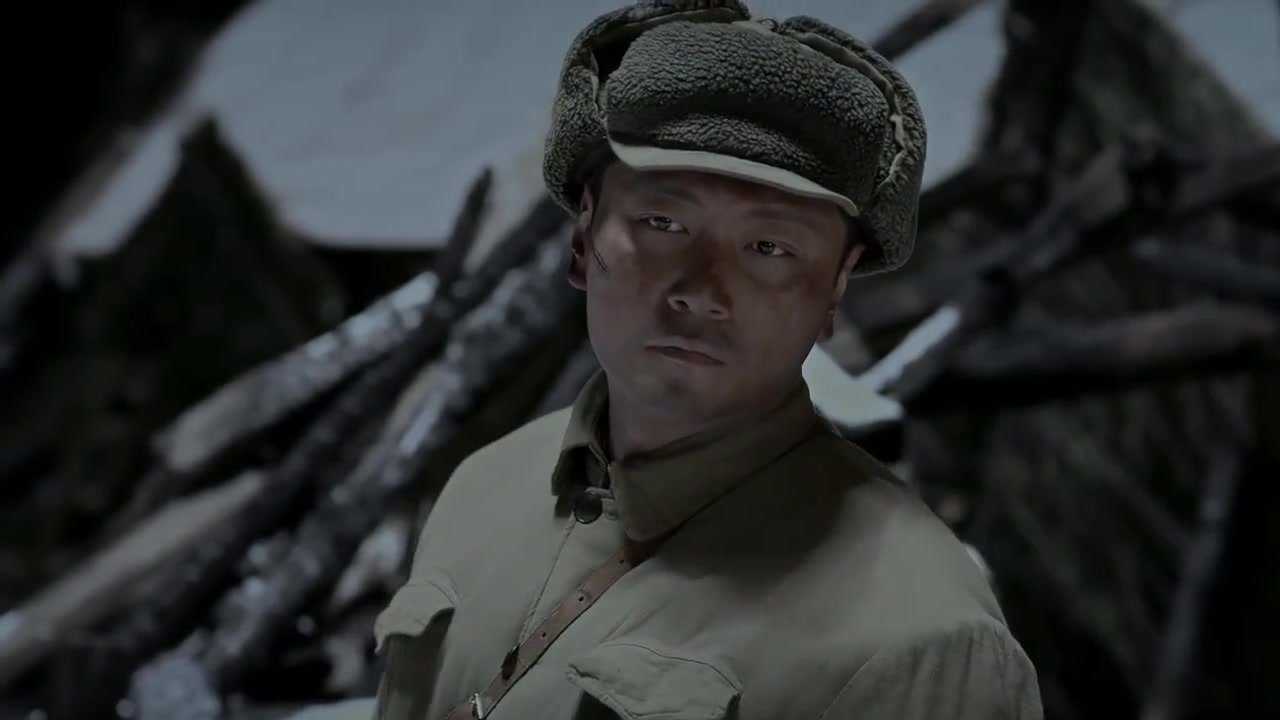 三八线:指导员发现李长顺还没有睡觉,过去和他聊天