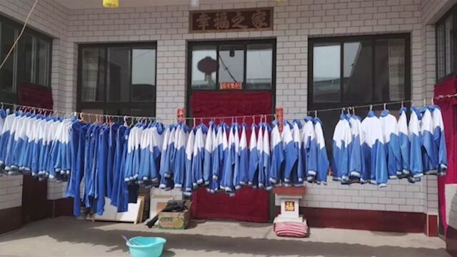 暖心!河北邯郸疫情封校 初中班主任帮45名学生洗校服挂满自家院子