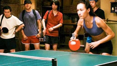 当米国小伙看到中国女孩打乒乓当场傻眼一人同时能打四个还接电话