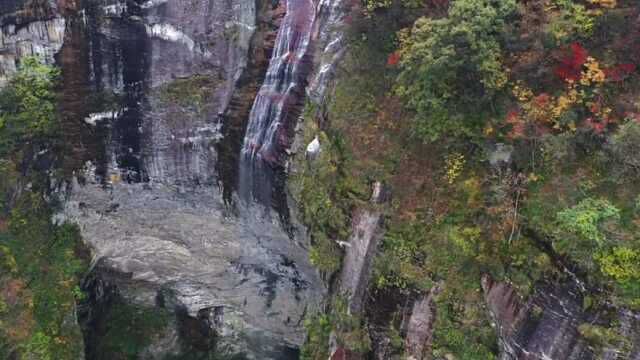 燕子河大峡谷以险崖、奇石、幽谷、秀水而著称