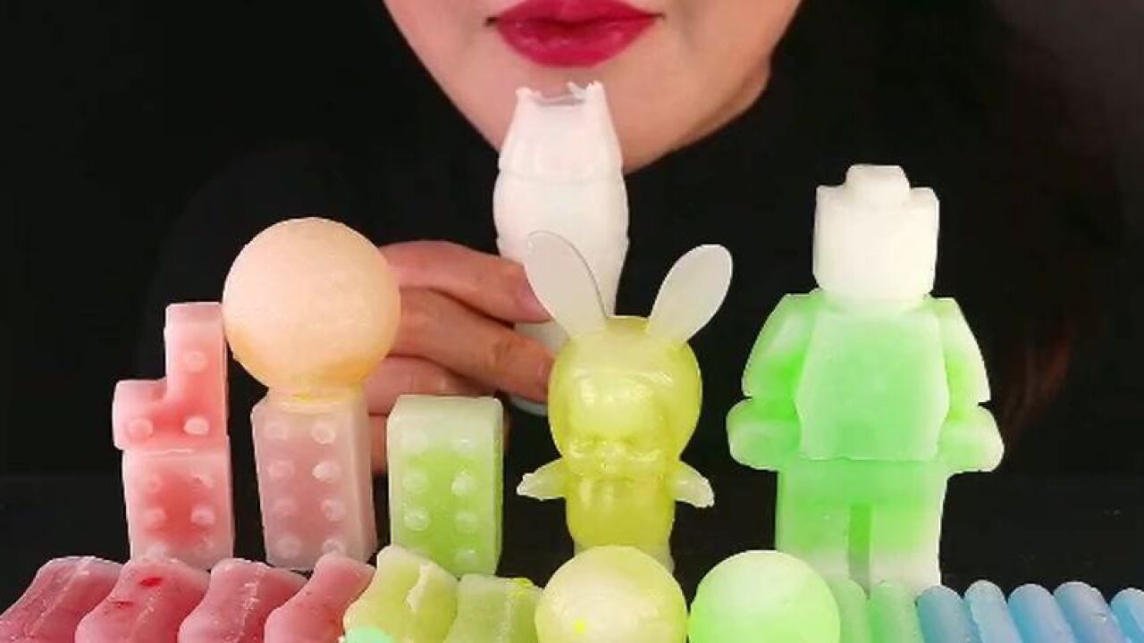 外国吃播:吃各种造型五彩蜡瓶糖,食音咀嚼音