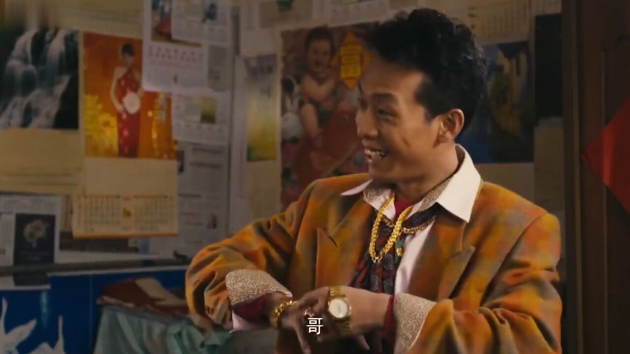 影视暴发户挥霍瞬间:张译为求人办事,现金大金链子狂甩,豪气!