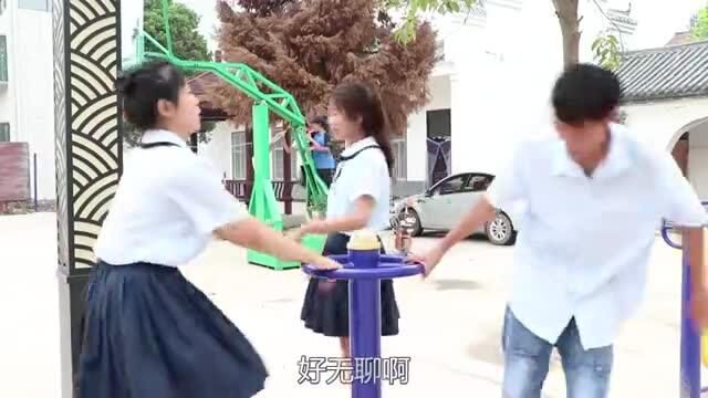 下乡记4:师生玩跳大绳,学渣为自己“壮胆”的方式太逗了!