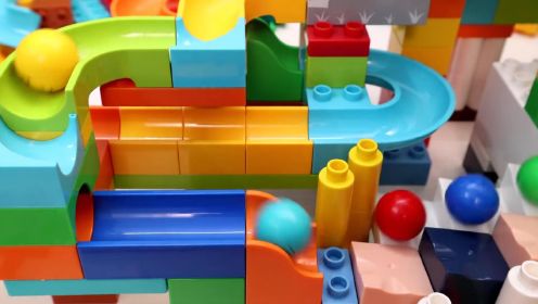 积木玩具跑道：小猪佩奇砌块大理石跑道楼梯和环形轨道