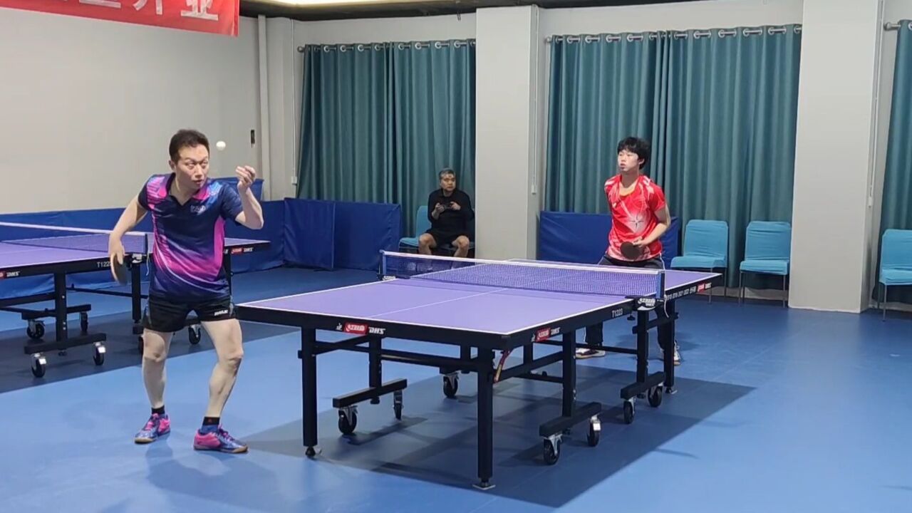 乒乓小将挑战西北球王刘海峰,小将打得真不错