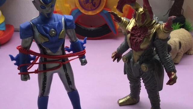 怪兽把奥特曼抓住了