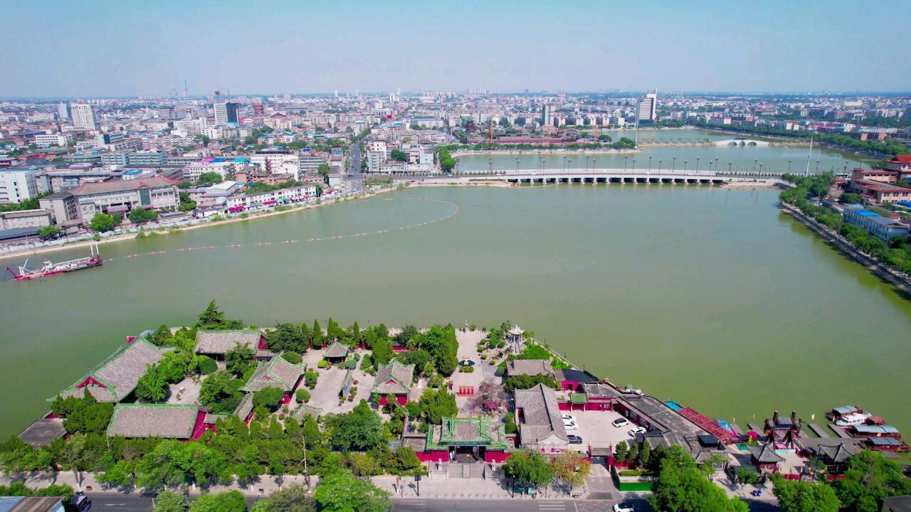 航拍开封包公祠美景,包公湖湖面水光潋滟