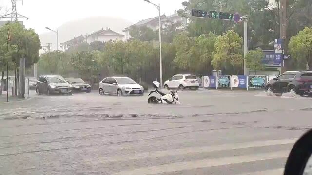 【丽江头条】大雨侵袭丽江!预计未来24小时我市地质灾害气象风险等级为Ⅲ级