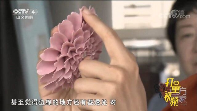 相比价格昂贵的花瓶,瓷花的价格低,很受游客的欢迎