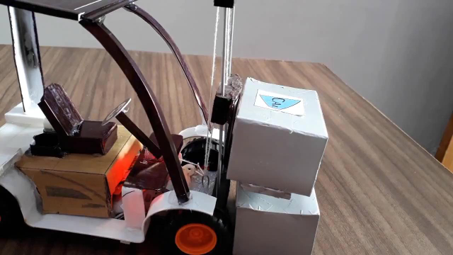 牛人diy自制遥控叉车玩具车 这diy能力是不是很牛?