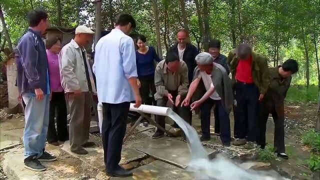 村里老人打水困难,村支书自掏腰包买潜水泵,结果尴尬了伦理片