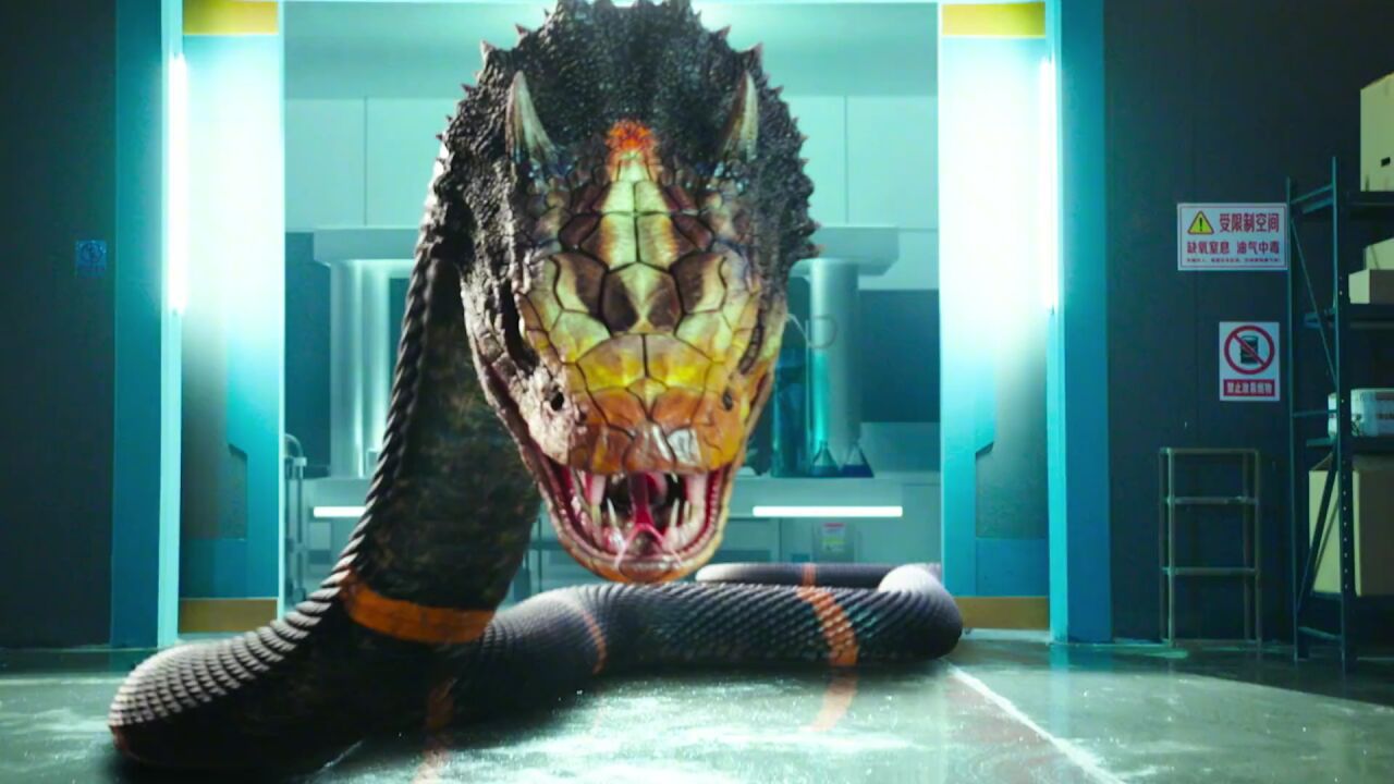 大楼里惊现变异恐龙,女主竟用这招巧妙逃脱!