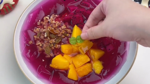 手搓火龙果冰粉,qq弹弹,冰凉十足!#夏天就要吃点凉的 #火龙果