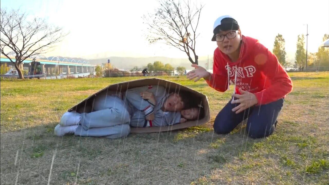 宝蓝和爸爸在室外游乐场玩耍，突然下起了大雨，这下可怎么办？_高清