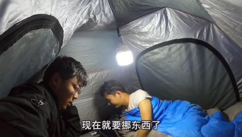 在新疆野外露营，半夜3点被雨声吵醒，发现帐篷外还有两个女孩
