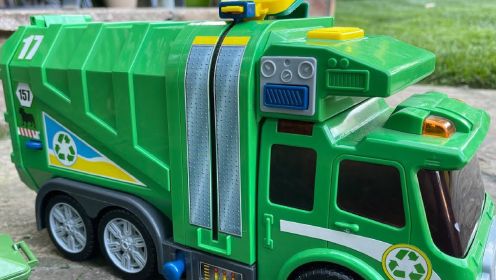 收集绿色垃圾的玩具垃圾车！