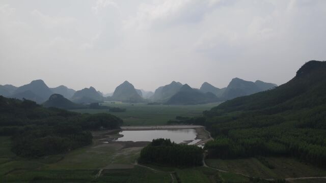 这处水库的风景实在是太迷人了,左右山形环抱,大水聚在前面