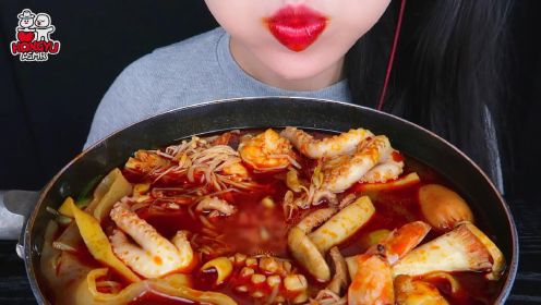 麻辣海鲜火锅，章鱼、金针菇麻辣烫，吃起来声音真好听！
