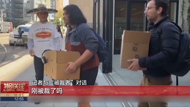 演技爆棚,两名小哥手抱纸箱“推特”门前装被炒