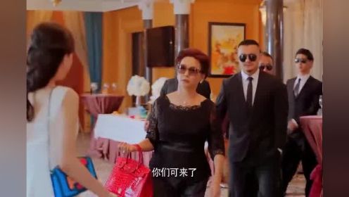 儿子结婚不通知家人，亲妈得知后，开豪车带上保镖霸气出场！