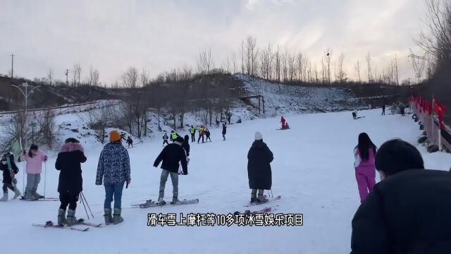 个注意看,那里有个帅哥在滑雪场摔了屁股蹲儿#龙泉国际滑雪场中级道 #郑州家门口的滑雪场 #过大年先从滑雪开始