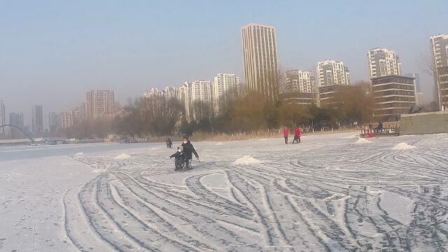 东北的冬天,春节期间滑冰打出溜滑,喜迎新春佳节