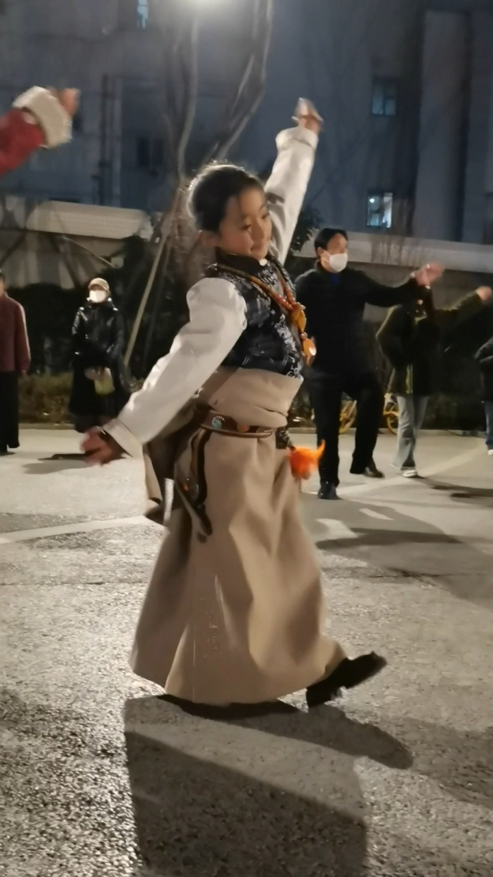 藏族《锅庄舞》小卓玛曲张措，舞美好可爱，拥珍卓玛，气质佳舞美人更美！_高清1080P在线观看平台_腾讯视频